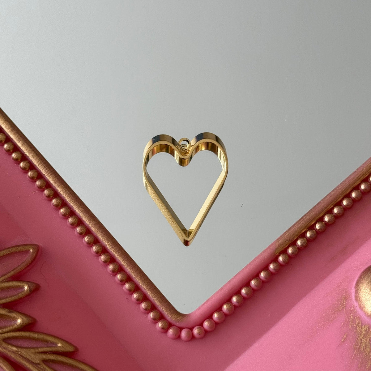 Charm Forma Corazón Calado Baño de oro