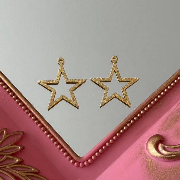 Charm Forma Estrella Calada Baño de oro
