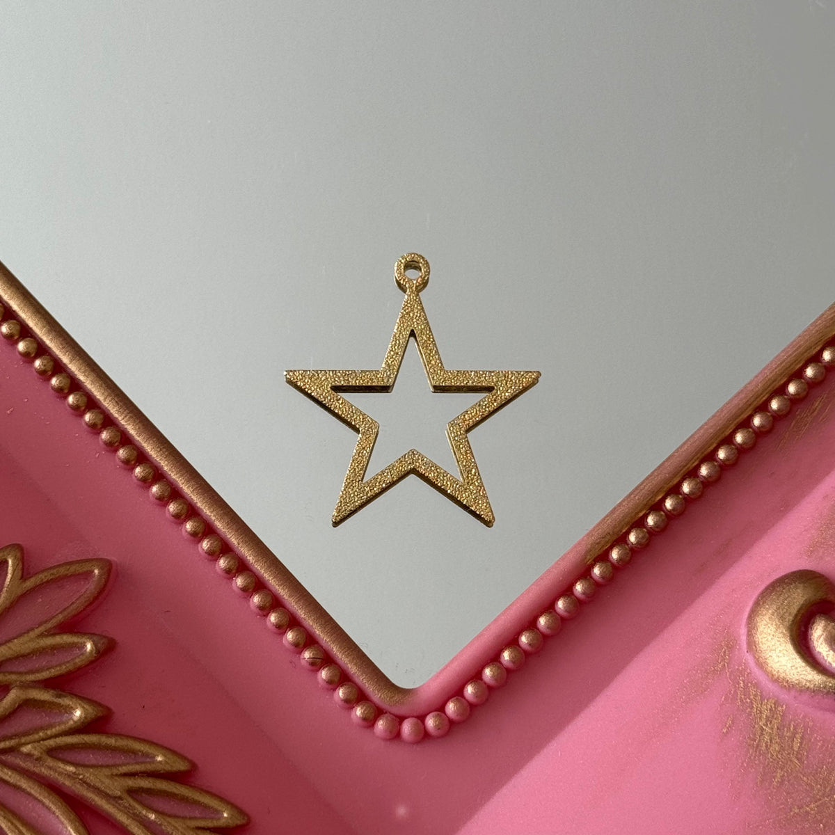 Charm Forma Estrella Calada Baño de oro