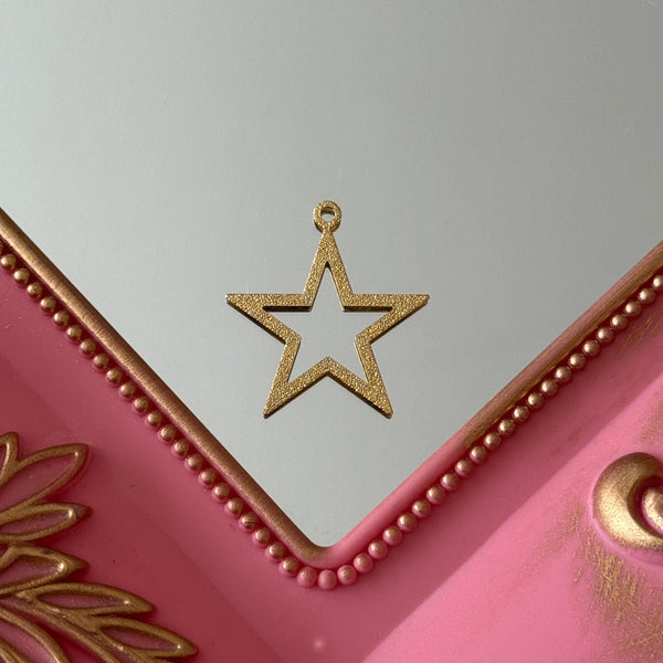 Charm Forma Estrella Calada Baño de oro