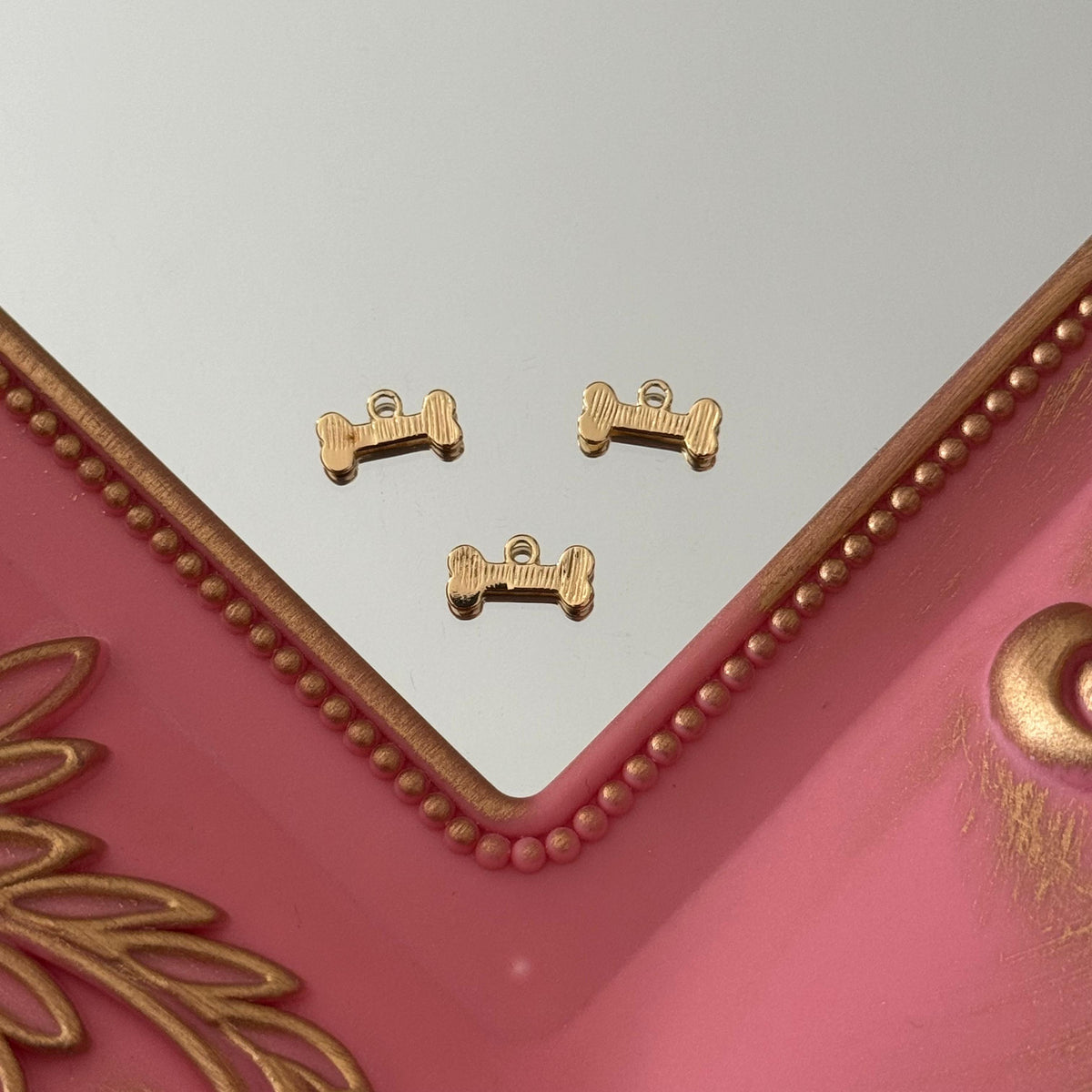 Charm Huesito Baño de oro