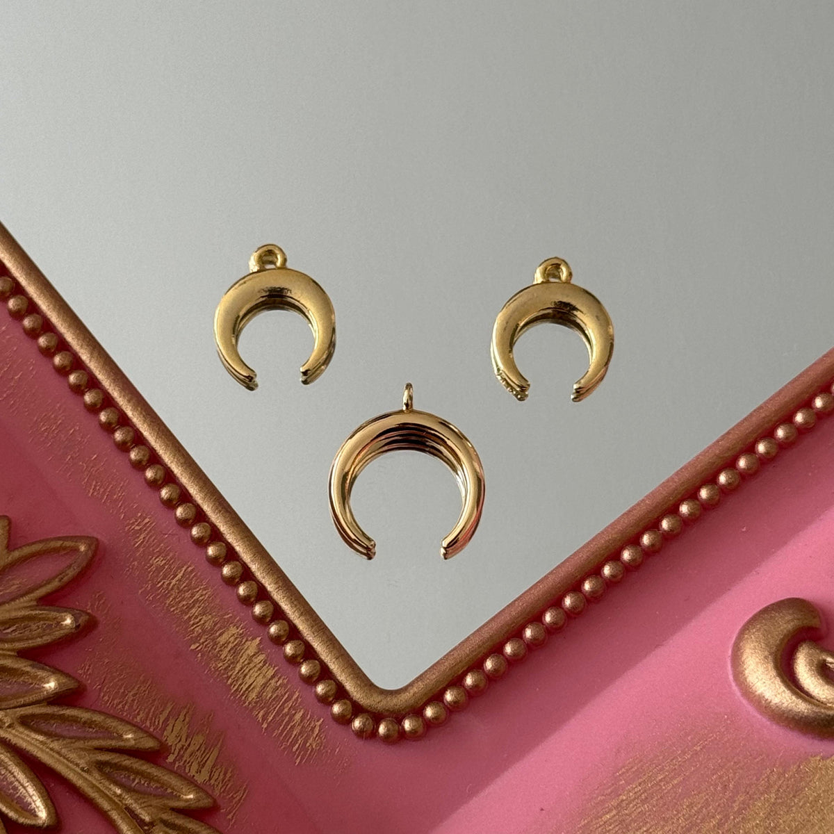Charm Luna Invertida Baño de oro