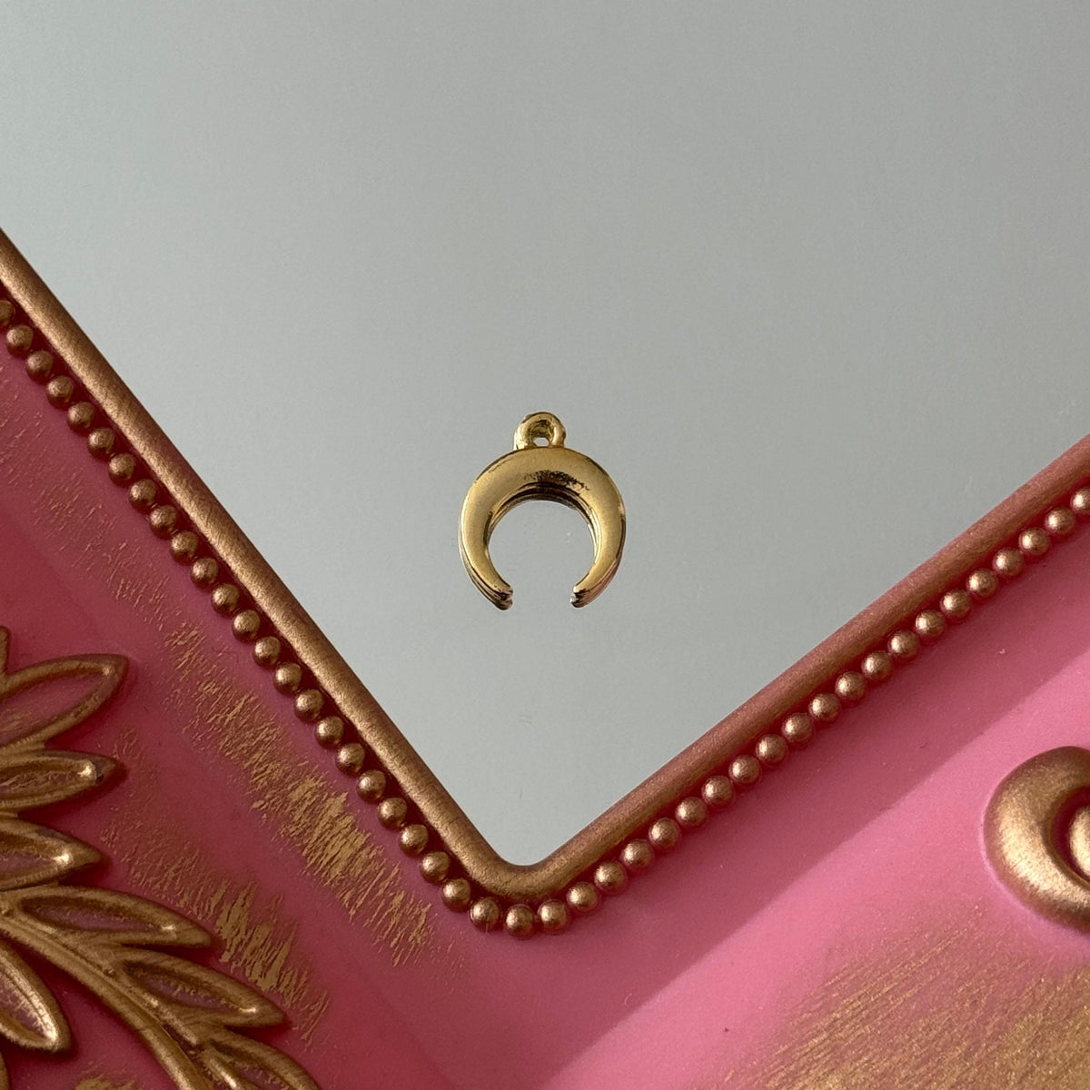Charm Luna Invertida Baño de oro