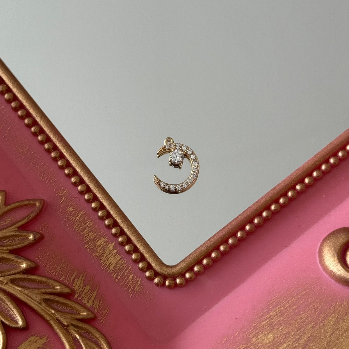 Charm Luna y Circón Baño de oro