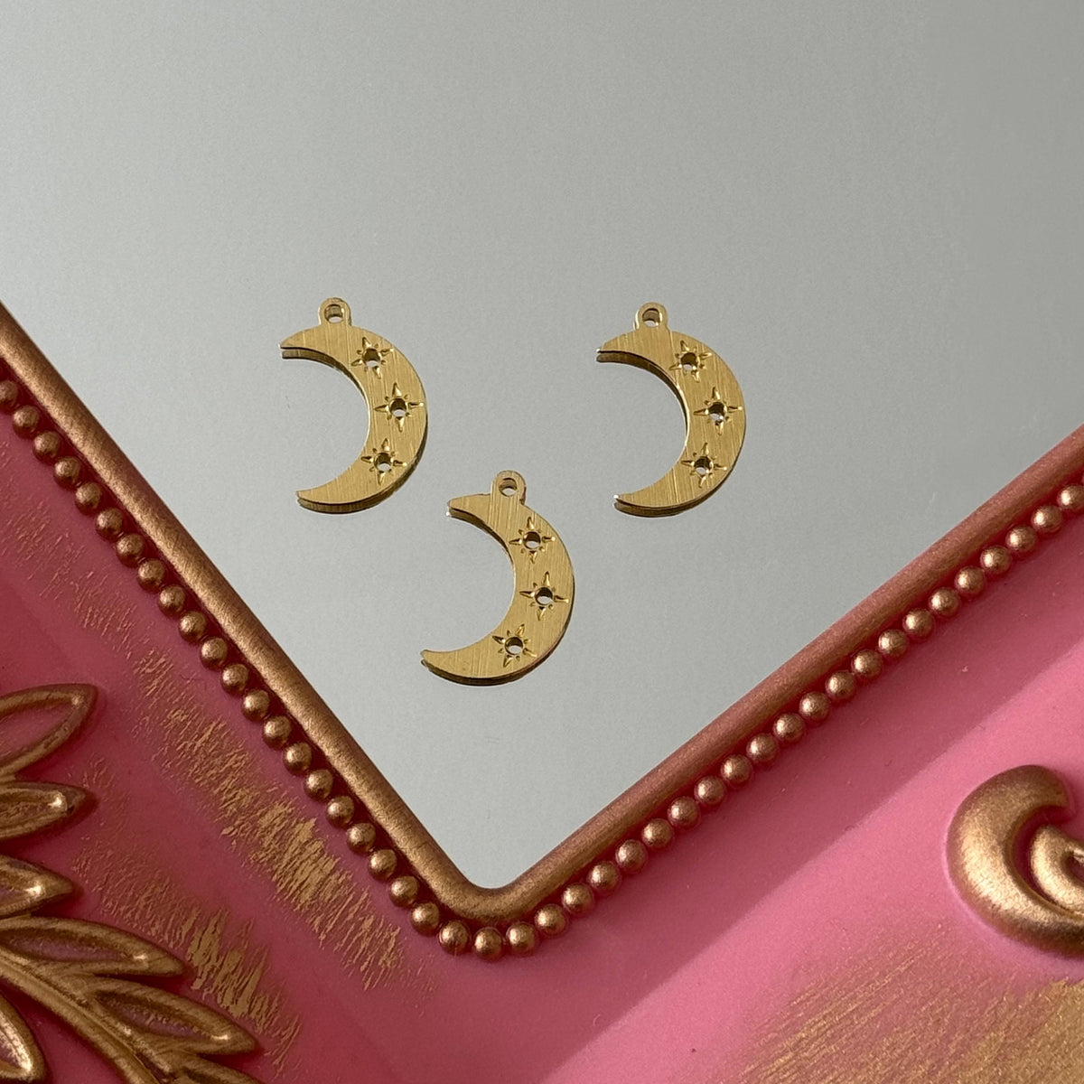 Charm Luna y Estrellas Caladas Baño de oro