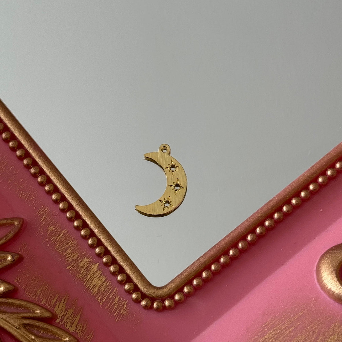 Charm Luna y Estrellas Caladas Baño de oro