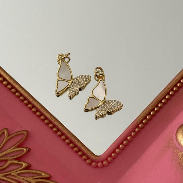Charm Mariposa Nácar con Circones Baño de oro