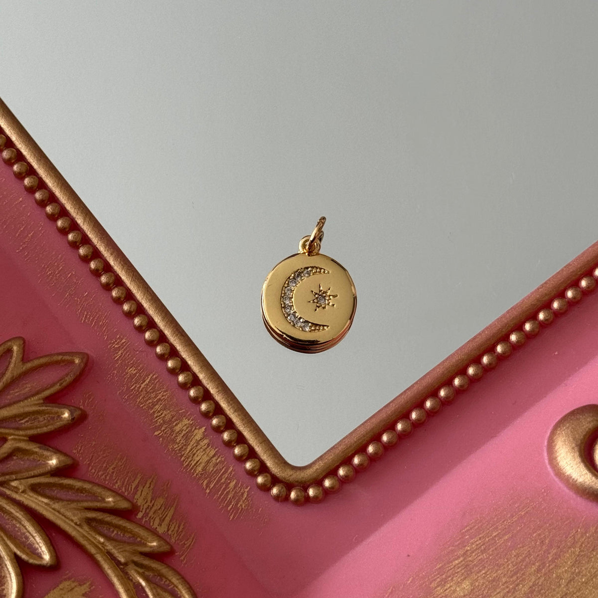 Charm Medalla Luna y Estrella Circones Baño de oro