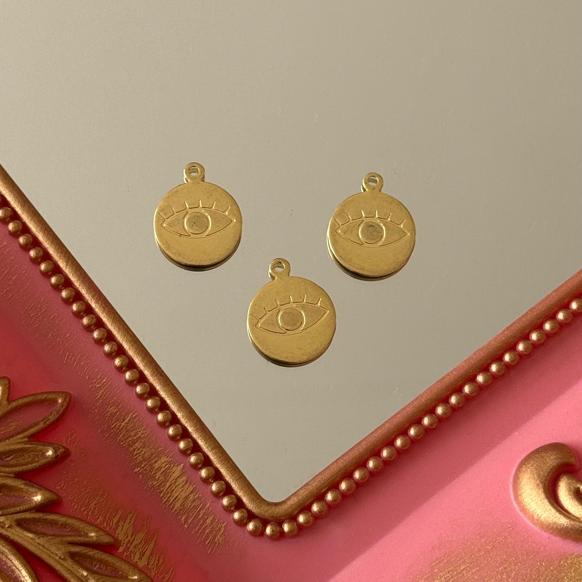 Charm Medalla Ojo Baño de oro