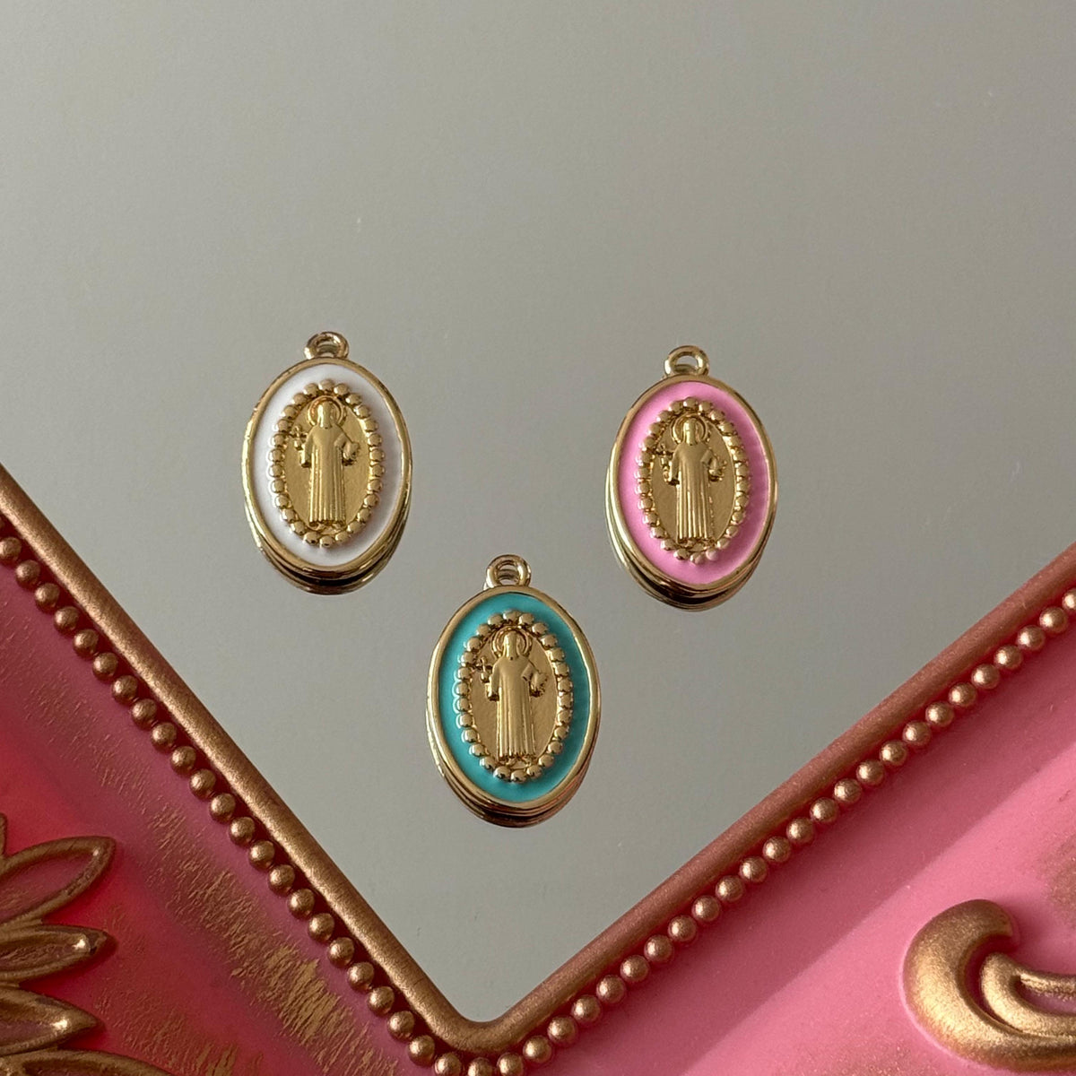 Charm Medalla San Benito Esmaltado Colores Baño de oro