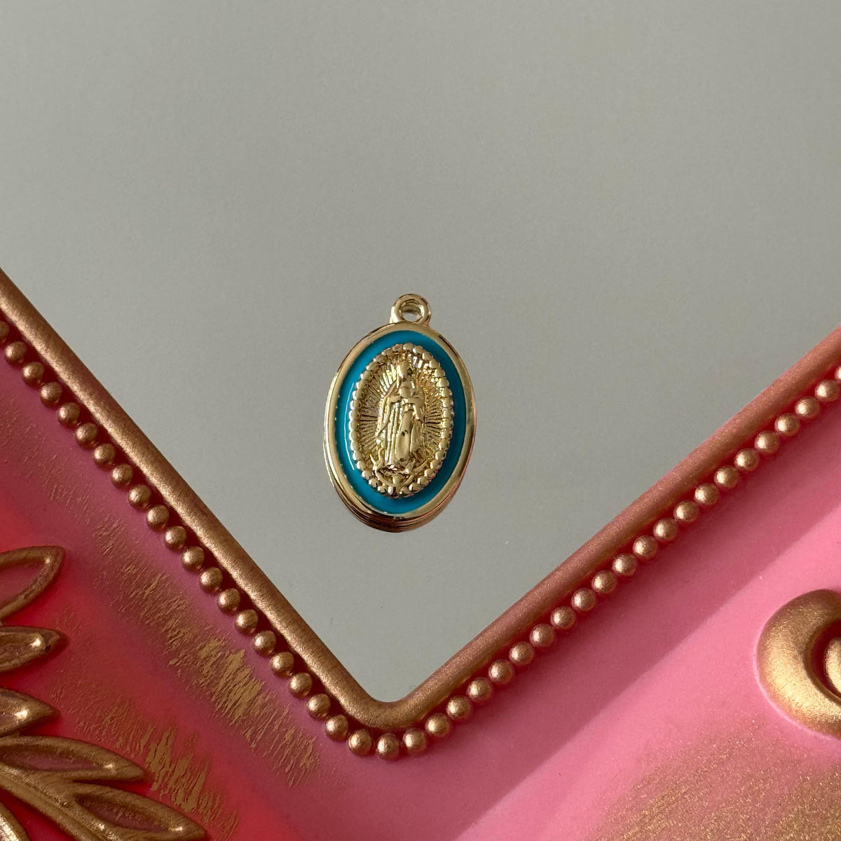 Charm Medalla Virgen de Guadalupe Esmaltado Colores Baño de oro