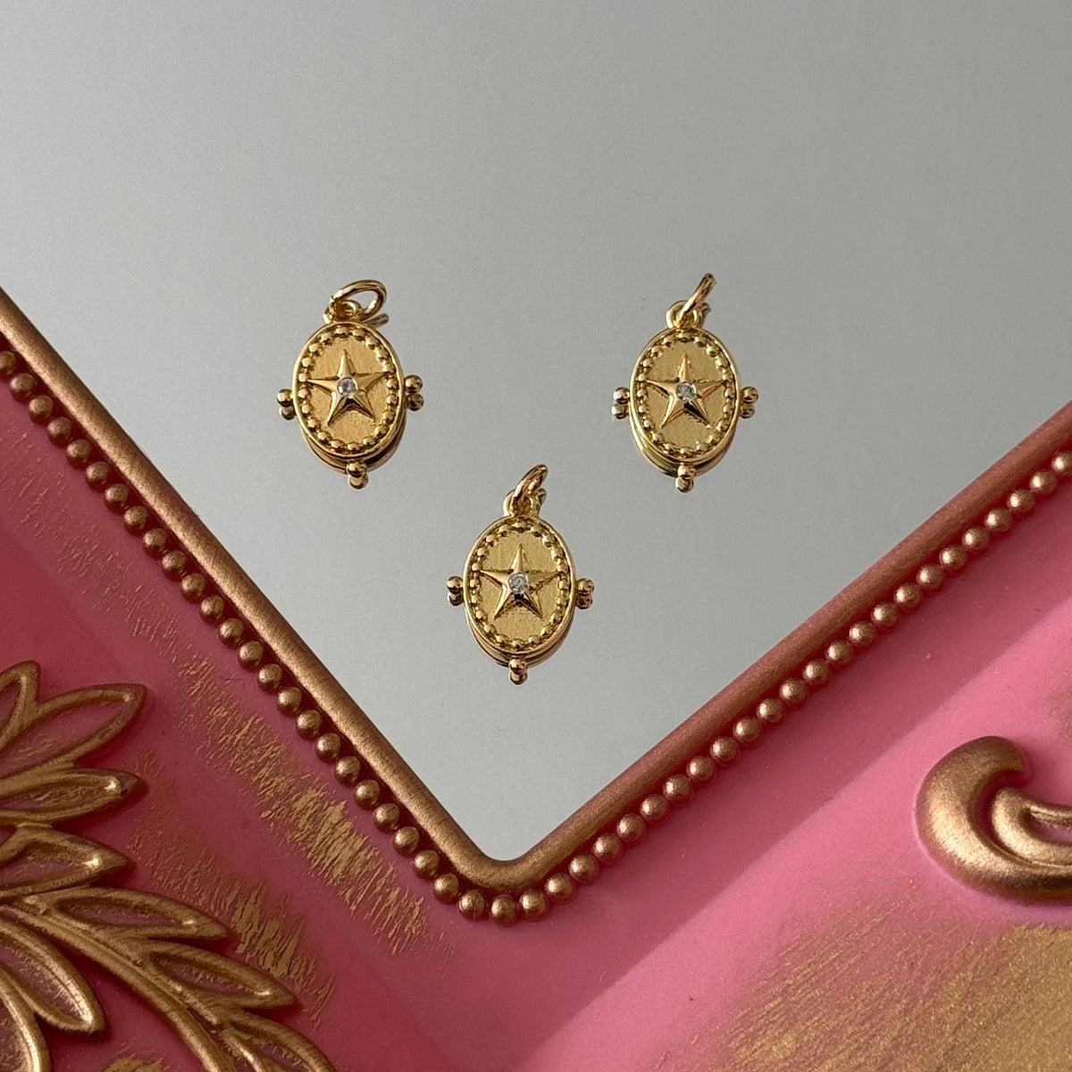 Charm Medalliita Estrella Circón Baño de oro