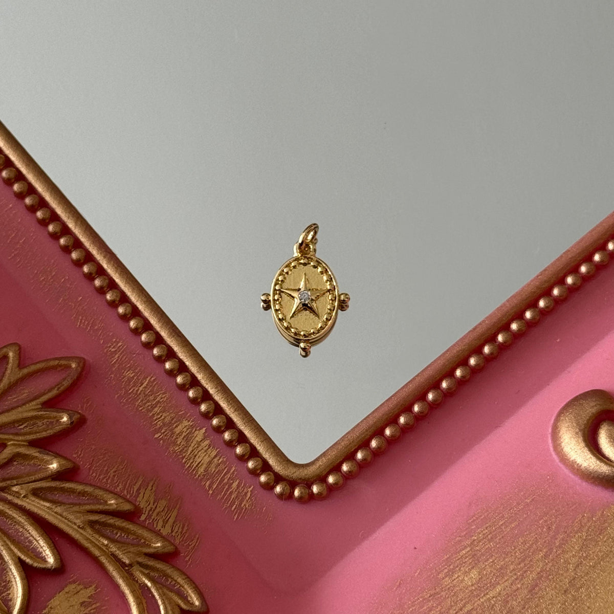 Charm Medalliita Estrella Circón Baño de oro