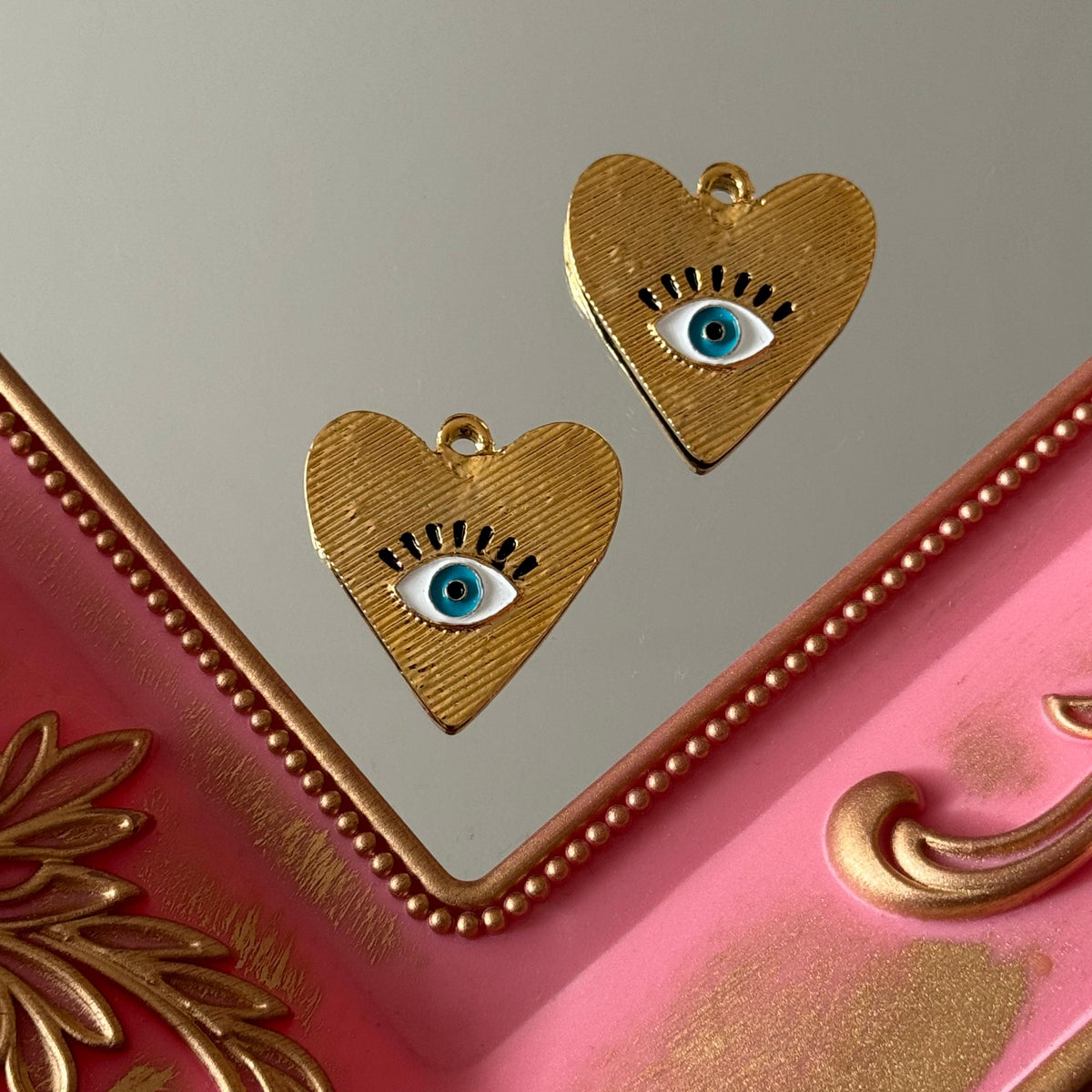 Charm Medallón Corazón Ojo Protector Esmaltado Baño de oro