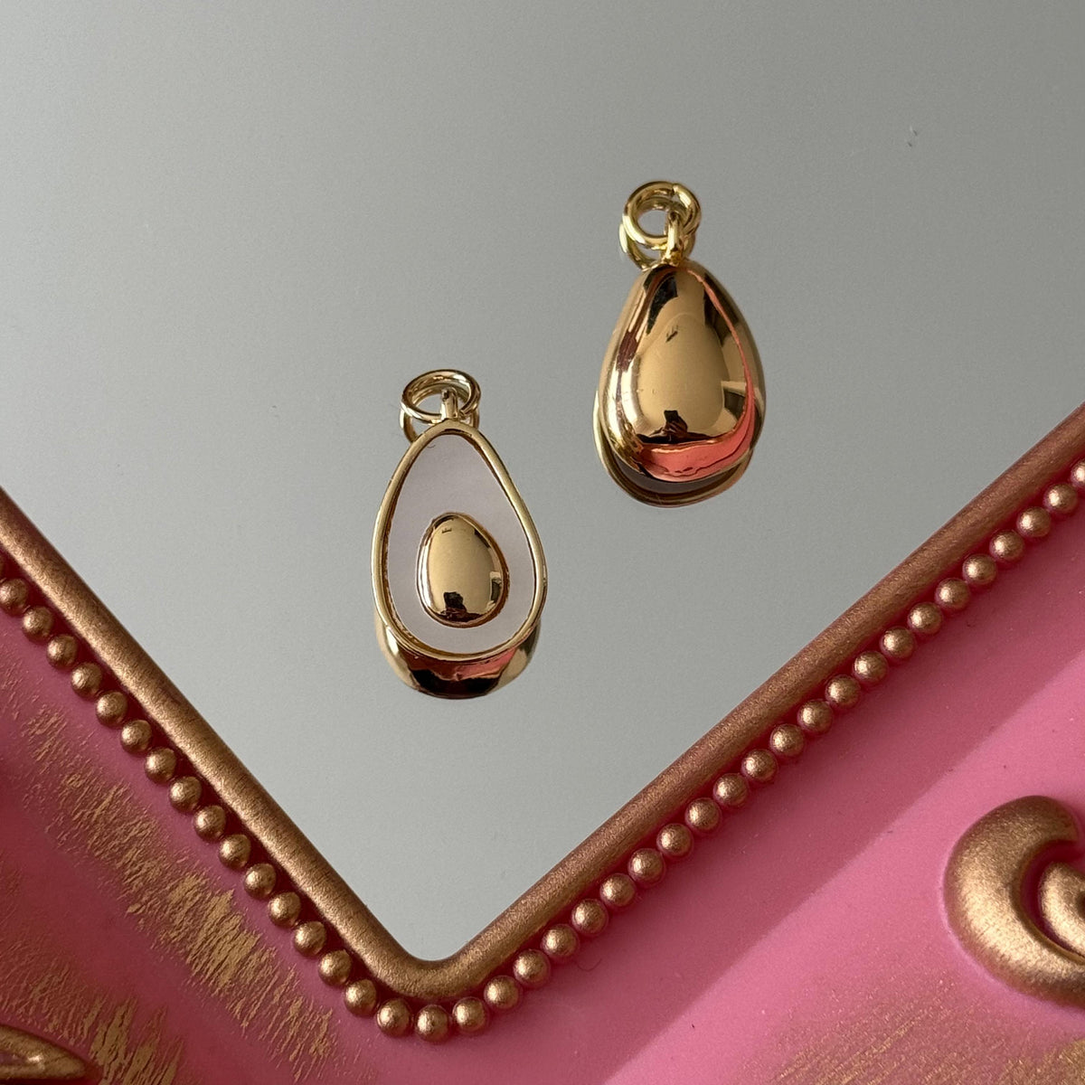 Charm Palta Nácar Baño de oro