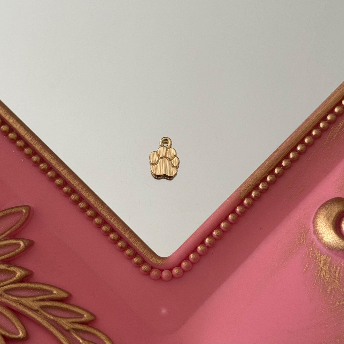 Charm Patita de Perro Baño de oro