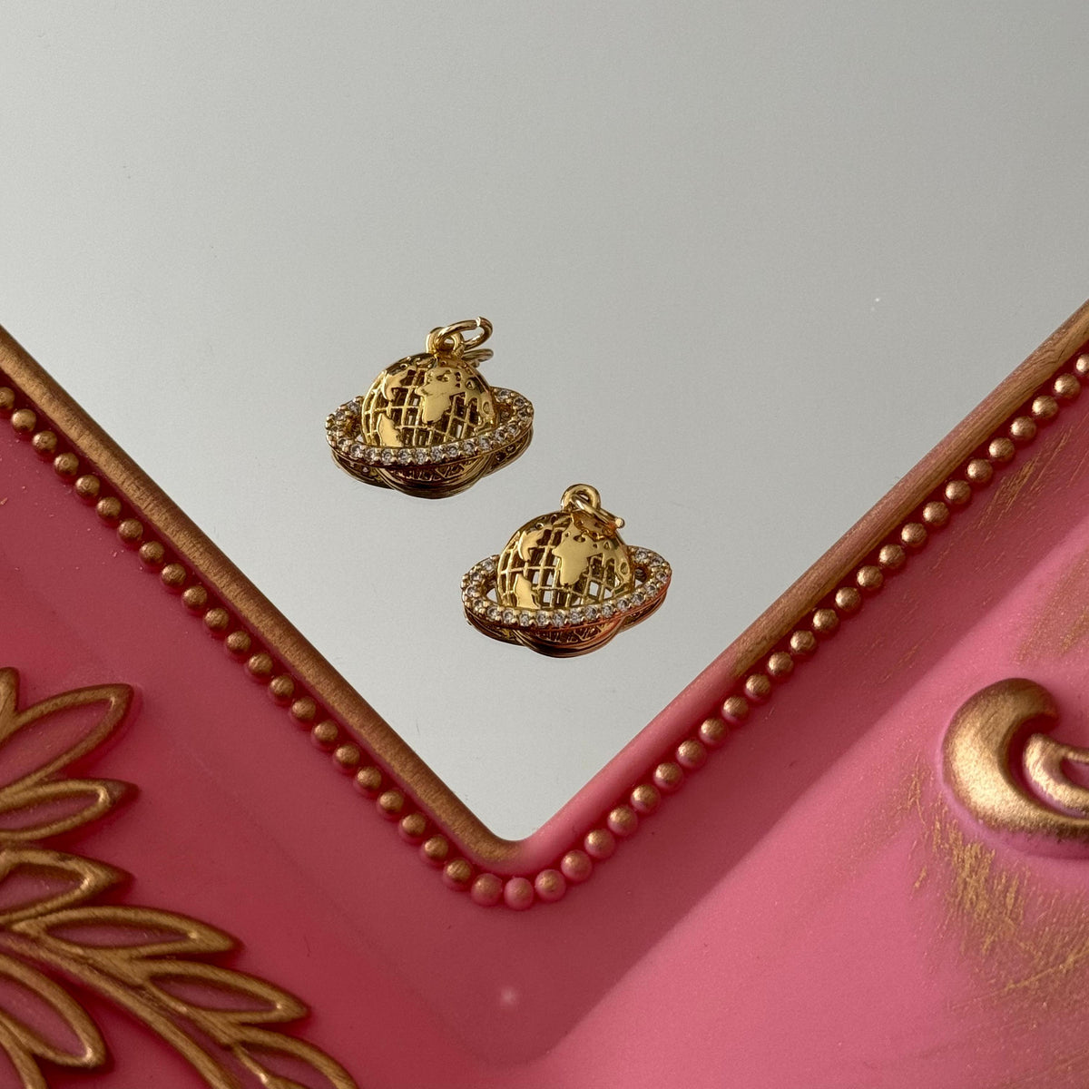 Charm Planeta Circones Baño de oro