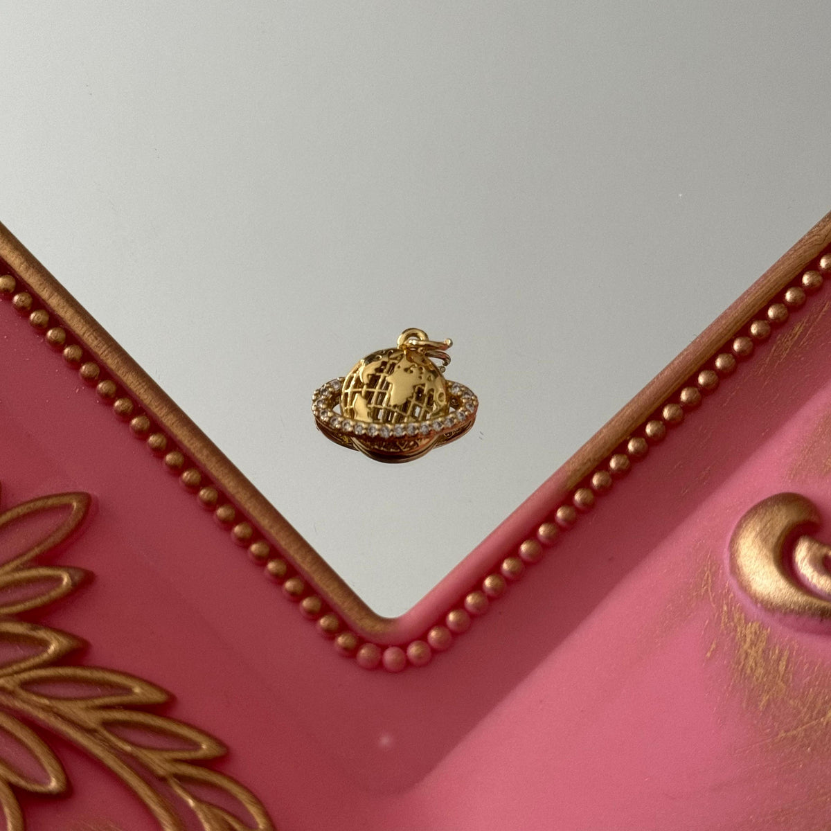 Charm Planeta Circones Baño de oro