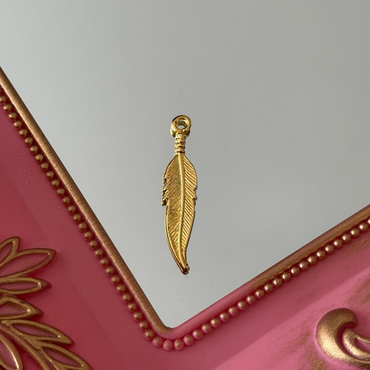 Charm Plumita Baño de oro