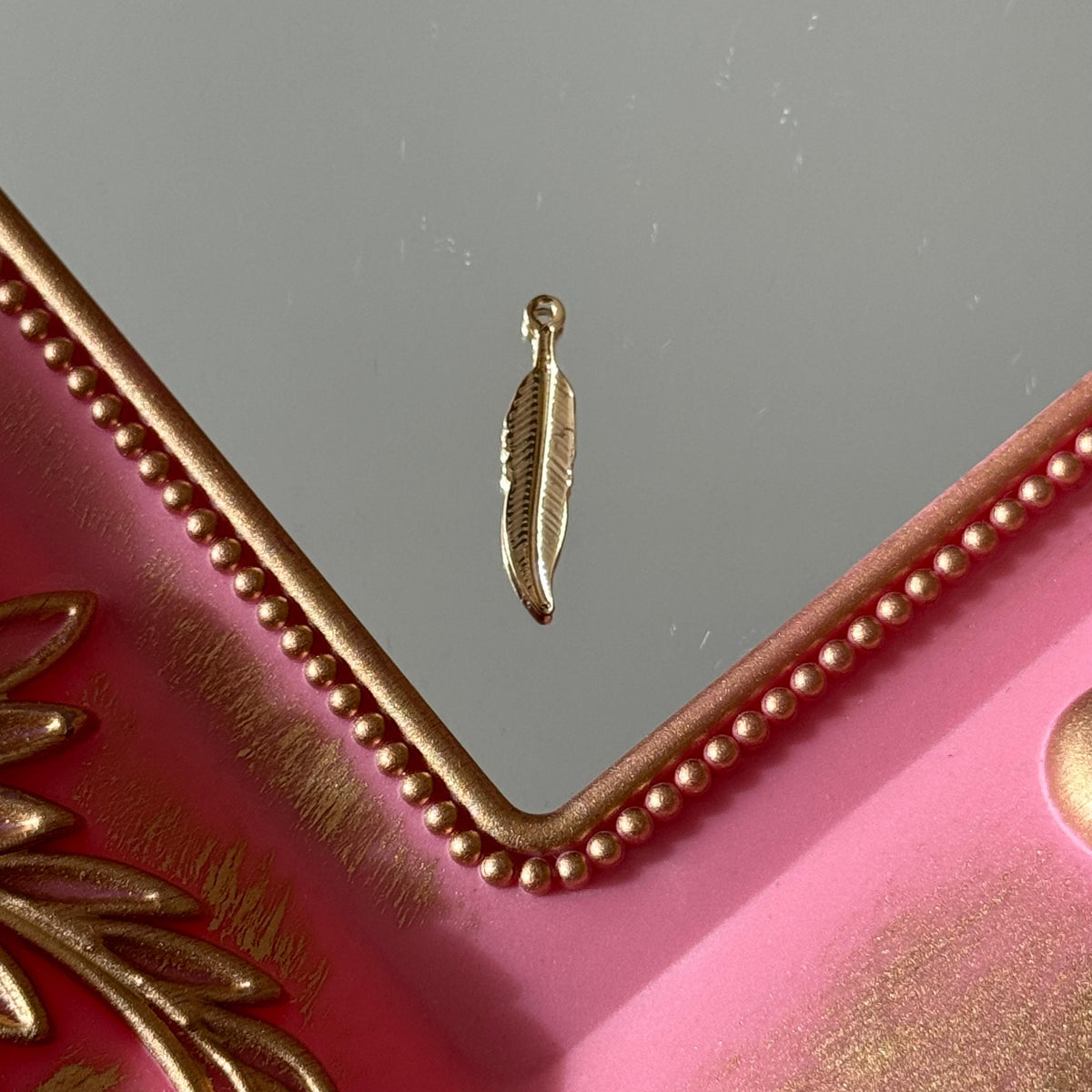Charm Plumita Baño de oro