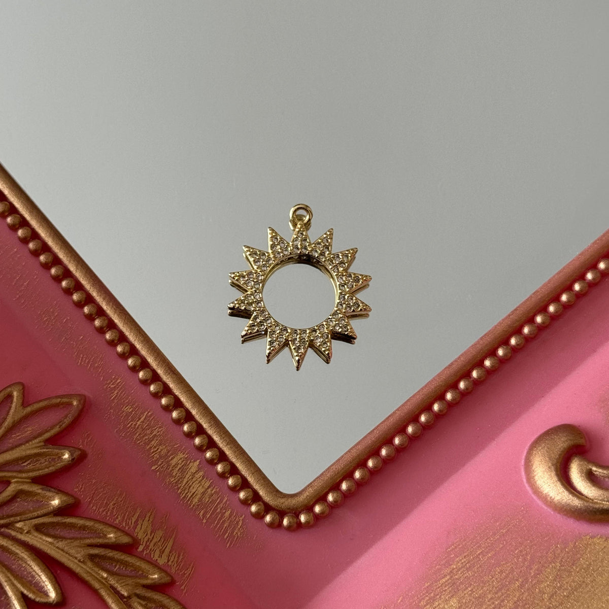 Charm Sol Circones Baño de oro