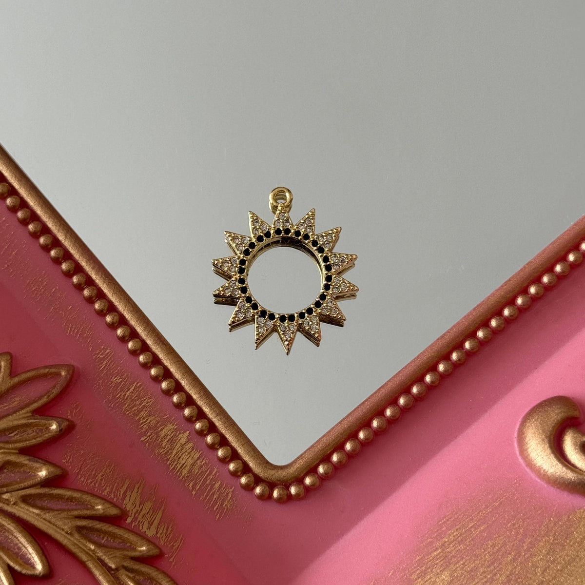 Charm Sol Circones Baño de oro