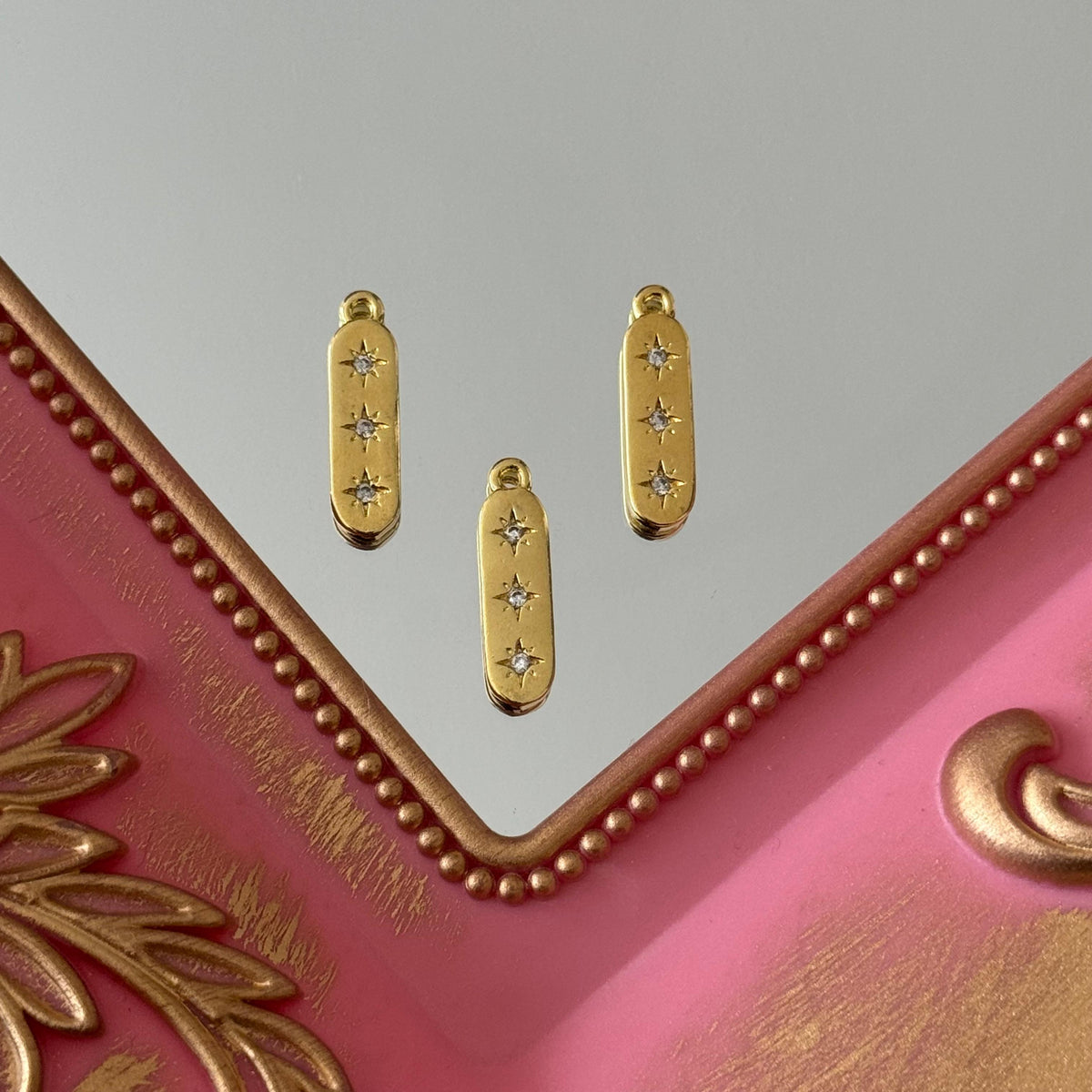 Charm Tres Estrellitas Circones Baño de oro