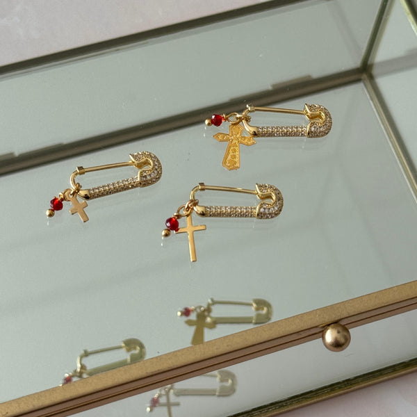 Prendedor Cruz con Cristal Rojo Baño de oro