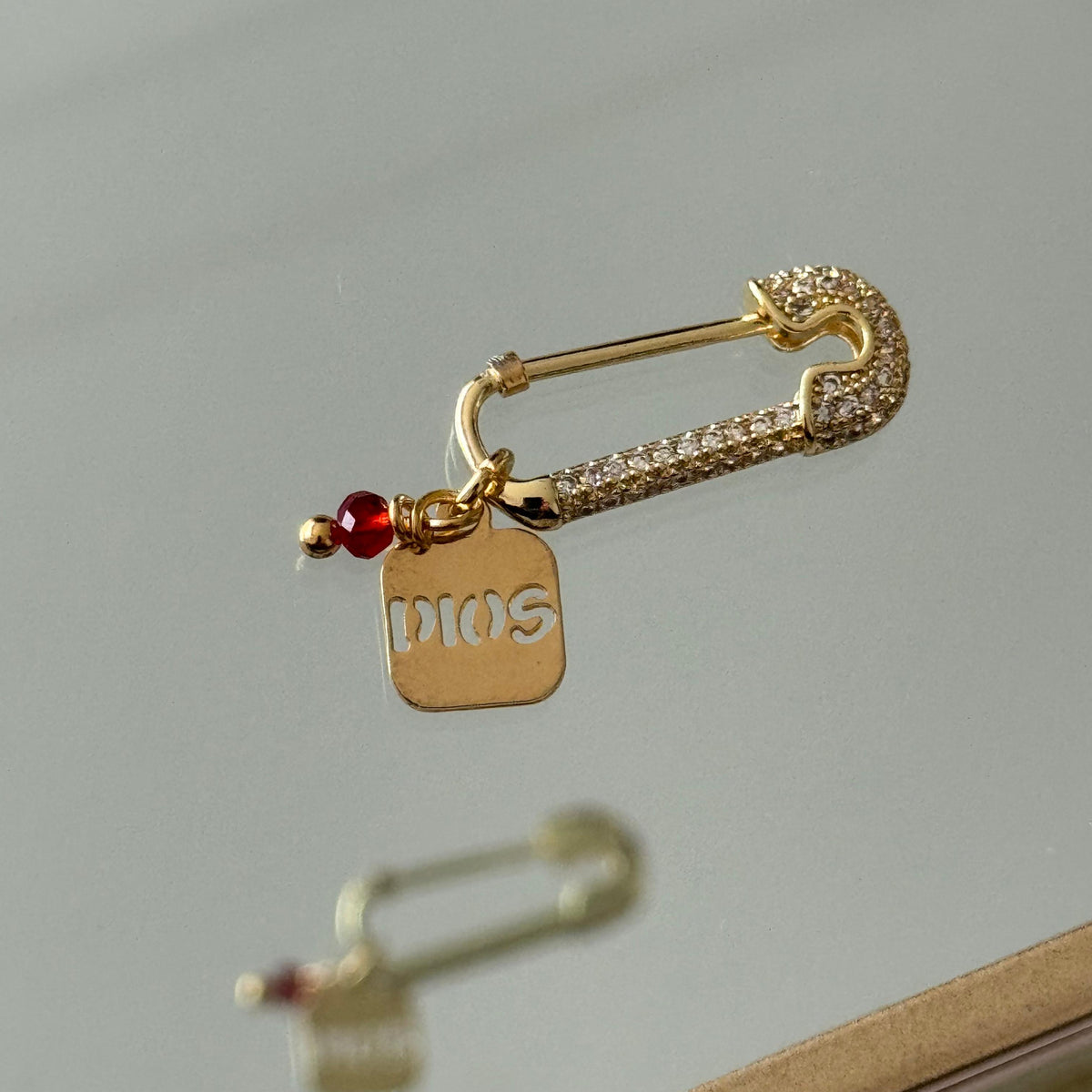Prendedor Dios y Cristal Rojo Baño de oro
