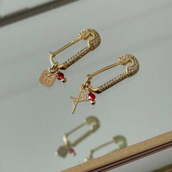 Prendedor Fe con Cristal Rojo Baño de oro