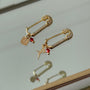Prendedor Fe con Cristal Rojo Baño de oro