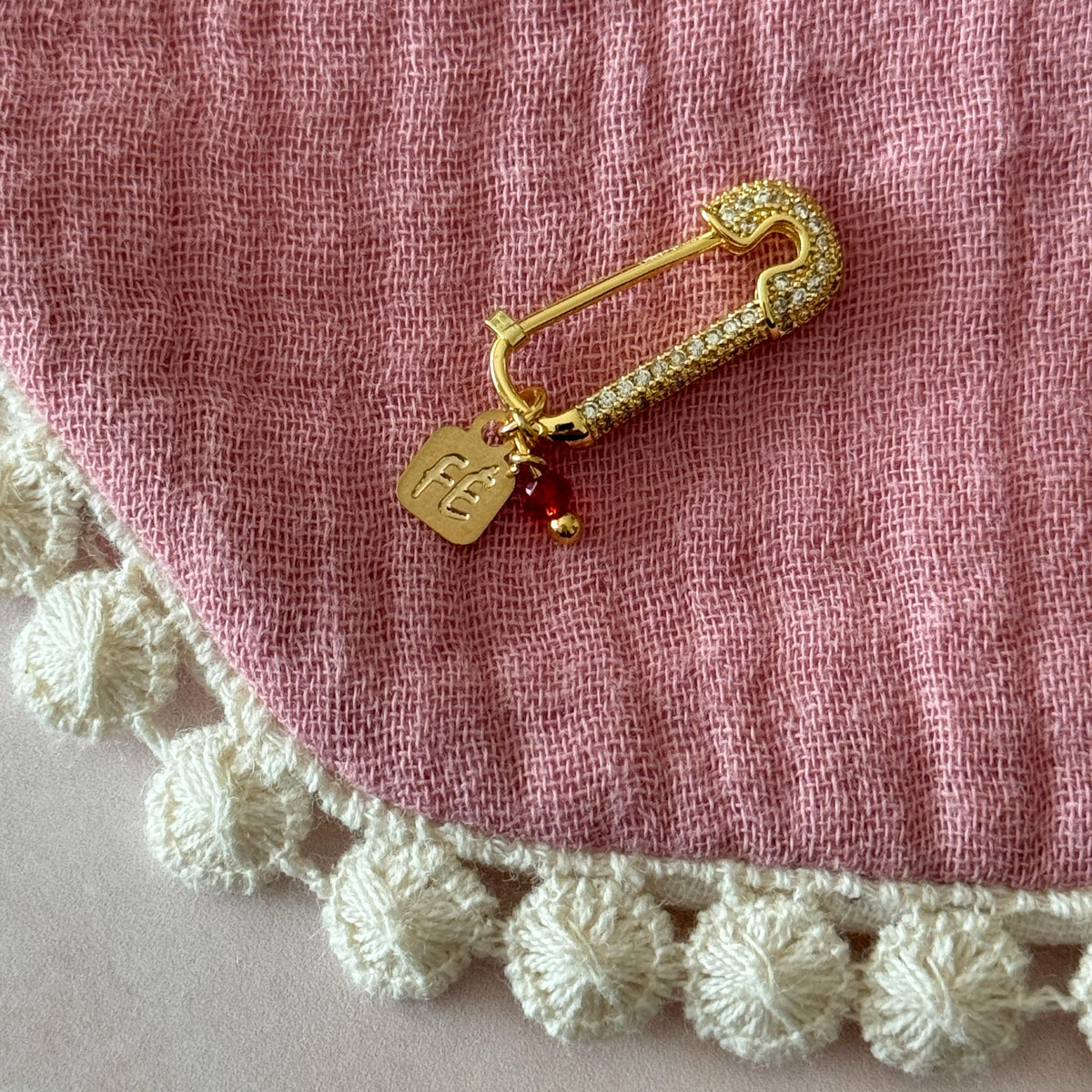 Prendedor Fe con Cristal Rojo Baño de oro
