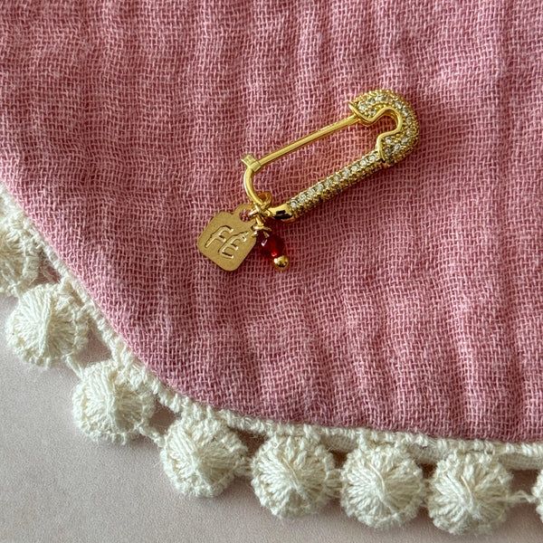 Prendedor Fe con Cristal Rojo Baño de oro