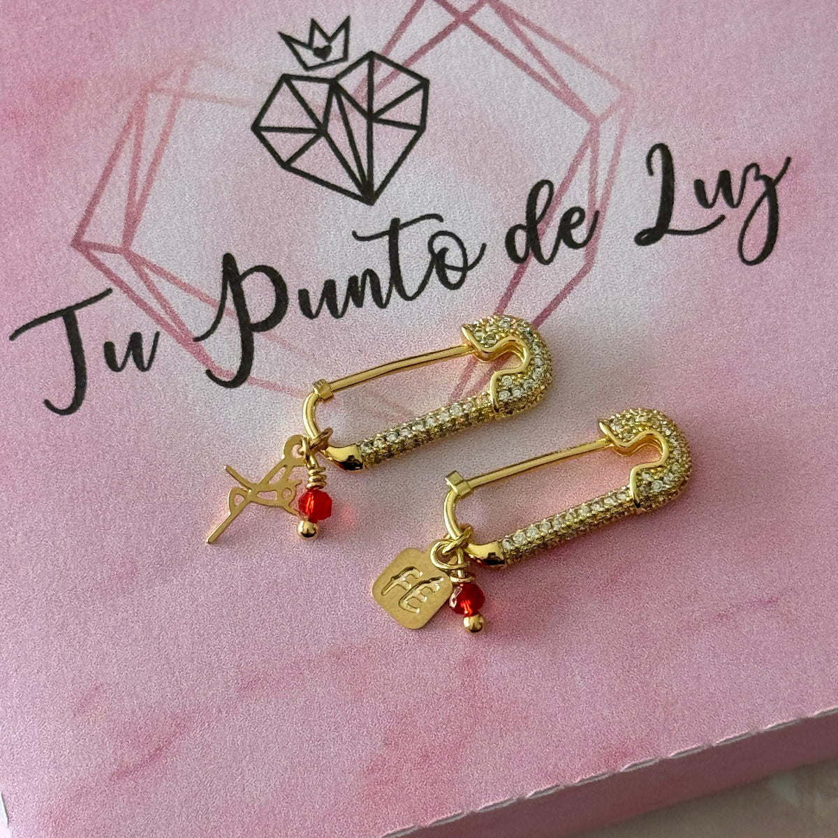 Prendedor Fe con Cristal Rojo Baño de oro