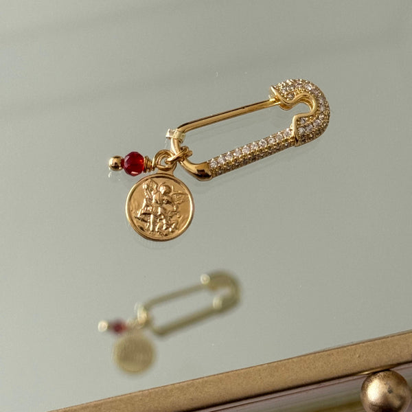 Prendedor Miguel Arcángel y Cristal Rojo Baño de oro