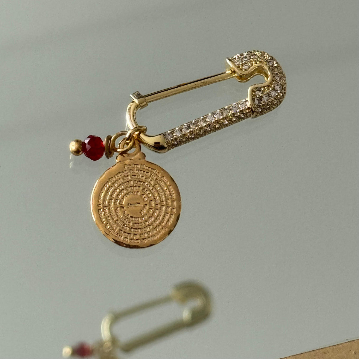 Prendedor Padre Nuestro y Cristal Rojo Baño de oro