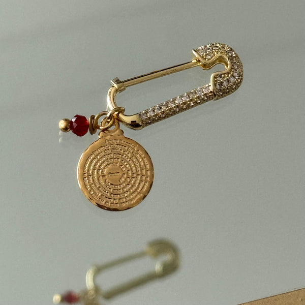 Prendedor Padre Nuestro y Cristal Rojo Baño de oro