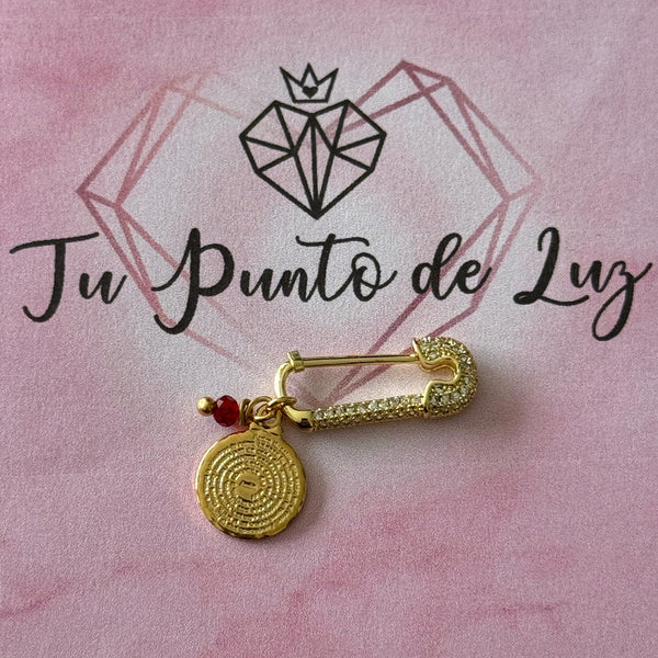 Prendedor Padre Nuestro y Cristal Rojo Baño de oro