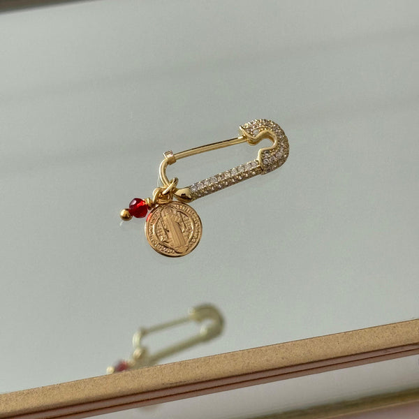 Prendedor San Benito y Cristal Rojo Baño de oro