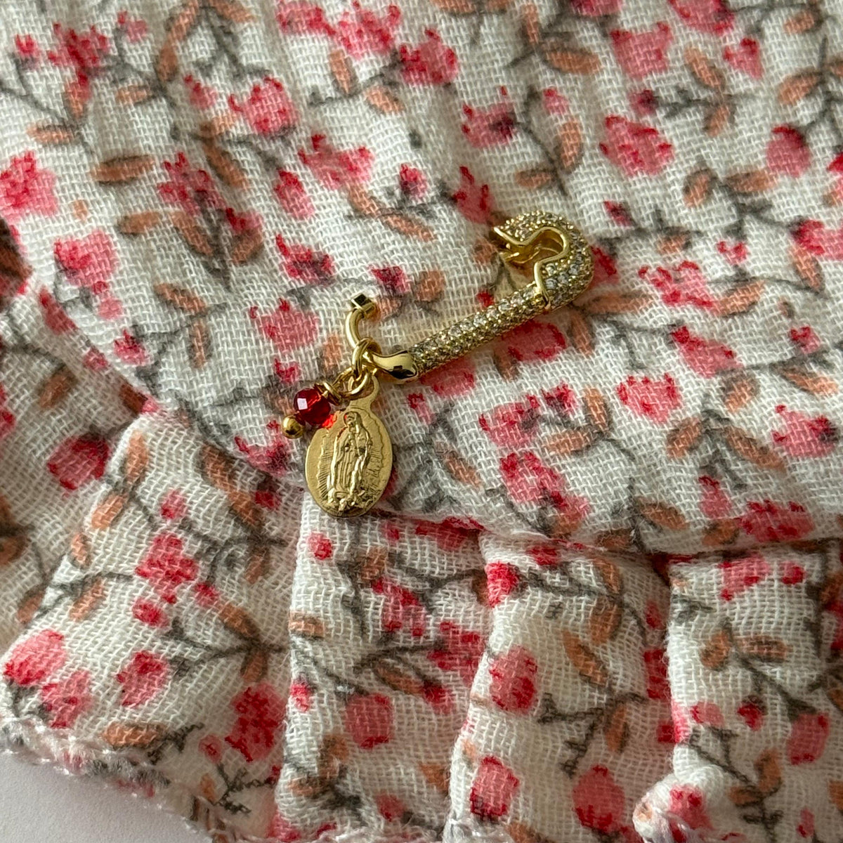 Prendedor Virgen de Guadalupe y Cristal Rojo Baño de oro