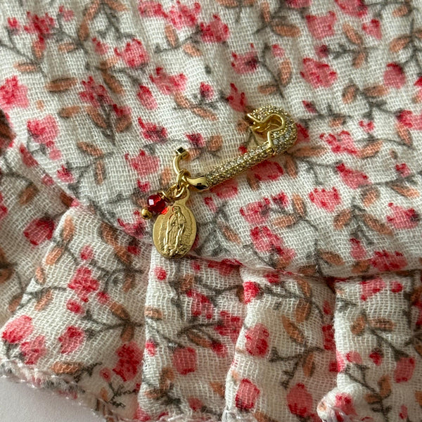 Prendedor Virgen de Guadalupe y Cristal Rojo Baño de oro