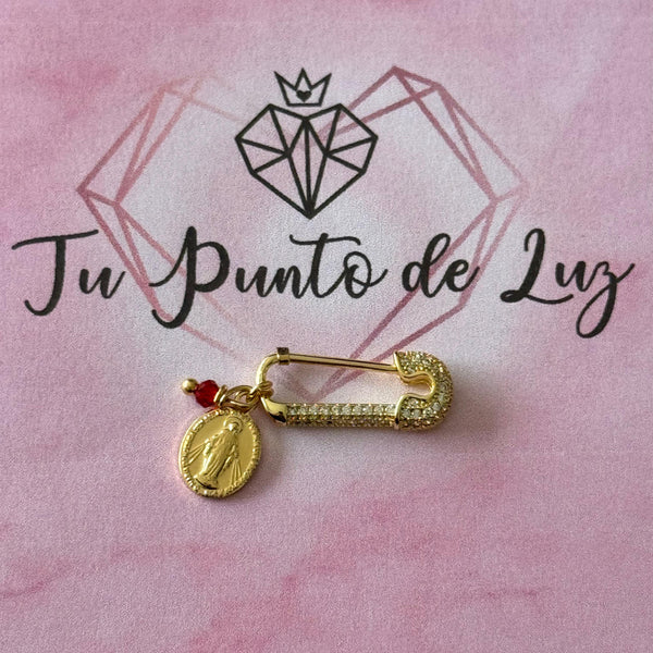 Prendedor Virgen de los Milagros y Cristal Rojo Baño de oro