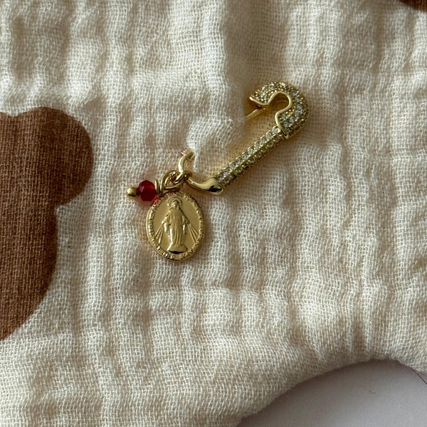 Prendedor Virgen de los Milagros y Cristal Rojo Baño de oro