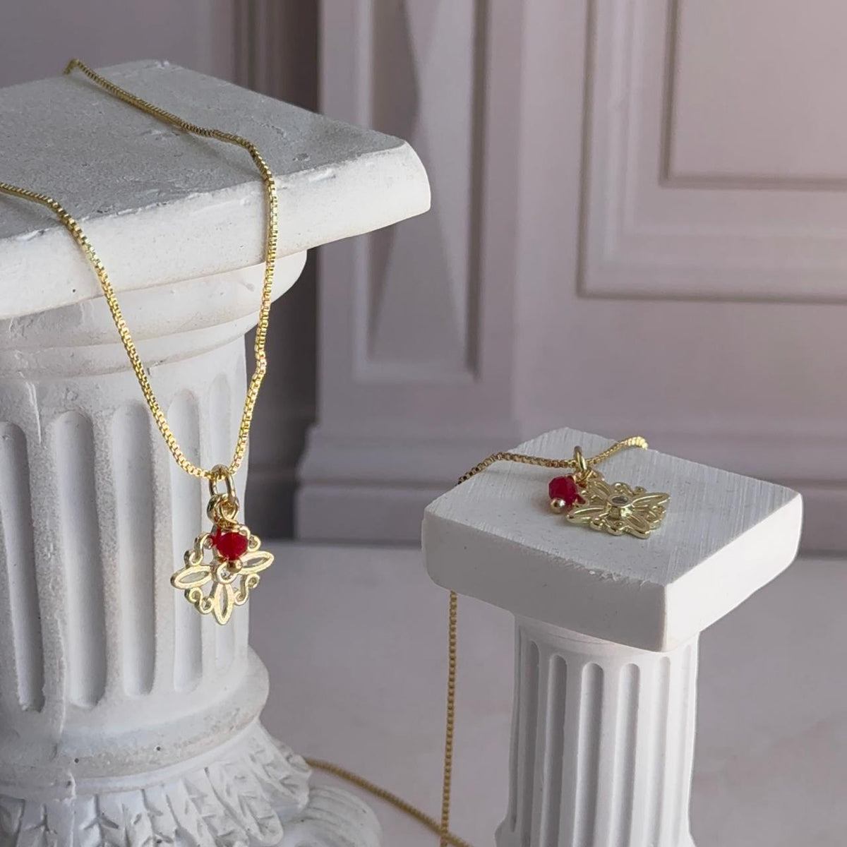 Collar Nudo de Bruja con Cristal Rojo
