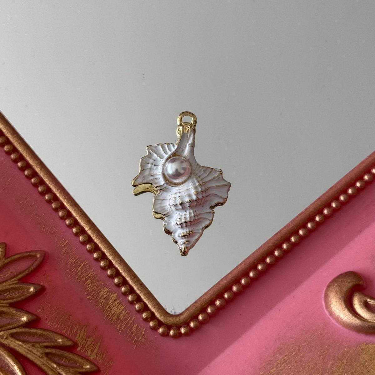 Charm Conchita de Mar Esmaltadas con Perla Baño de oro