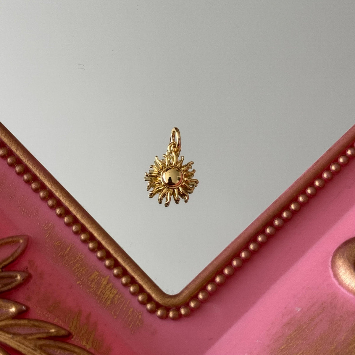 Charm Sol Pequeño Baño de oro