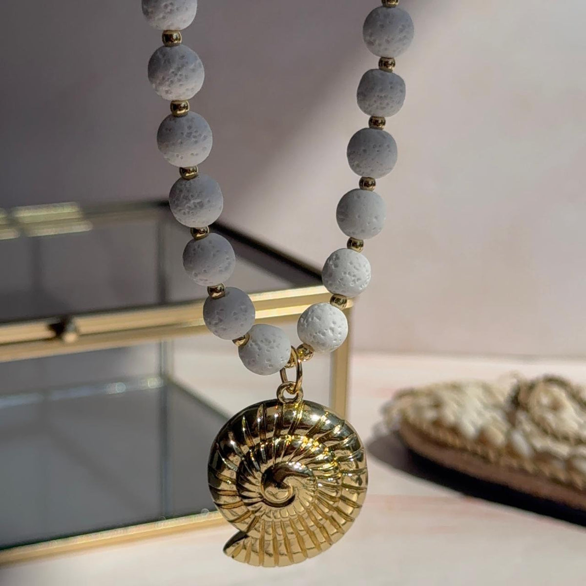 Collar Caracola - Piedras Volcánicas Blanco