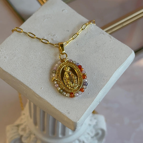 Collar Medallón Virgen de los Milagros Cristales
