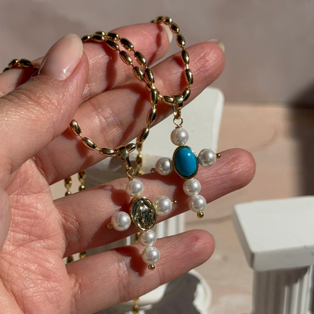 Collar Cruz Perlada con Virgen de los Milagros