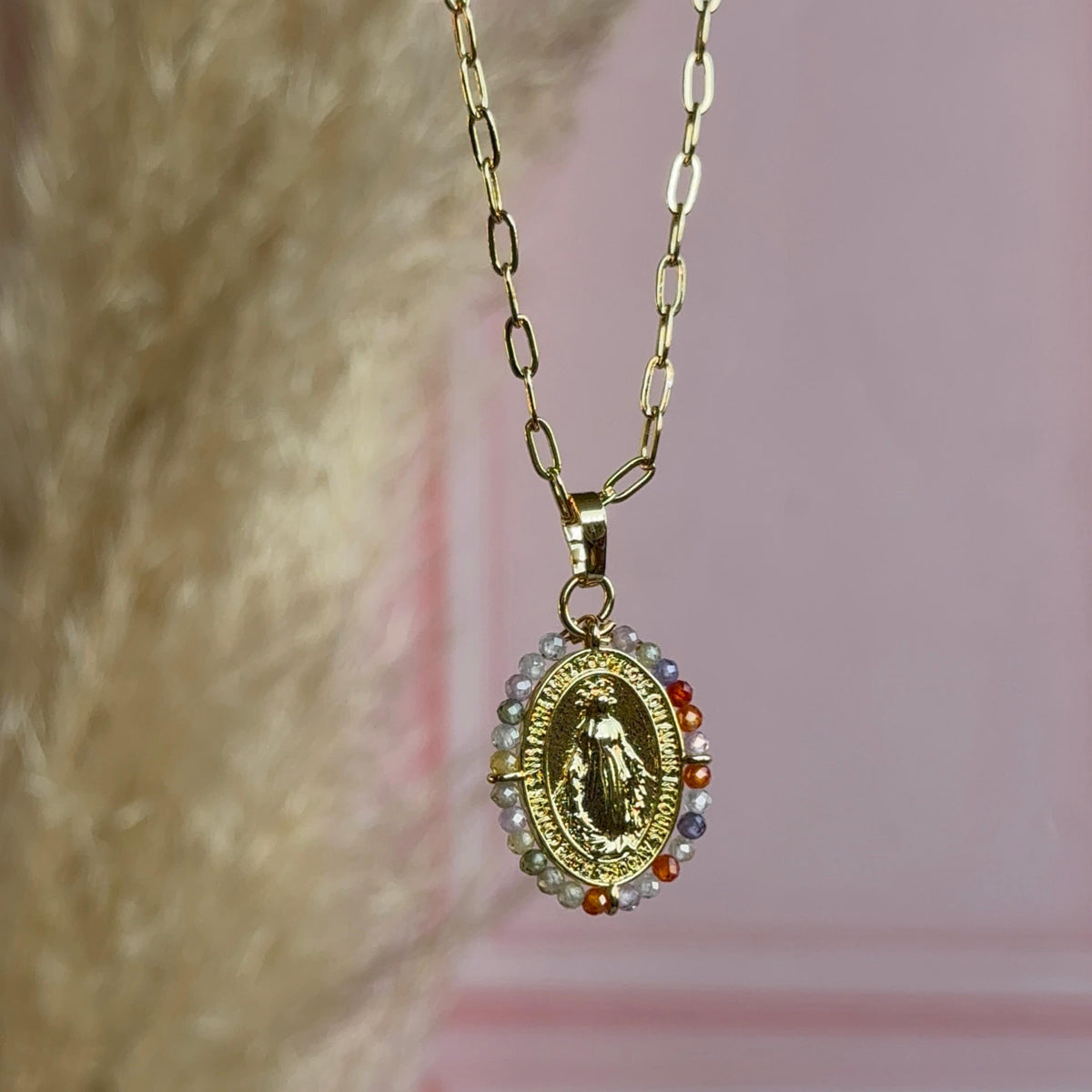 Collar Medallón Virgen de los Milagros Cristales